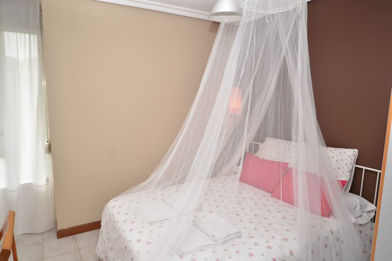 1 quarto, ferros/tábuas de passar roupa, roupa de cama