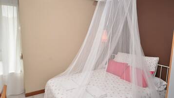 1 quarto, ferros/tábuas de passar roupa, roupa de cama