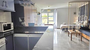 Køleskab, mikrobølgeovn, ovn, kogeplade