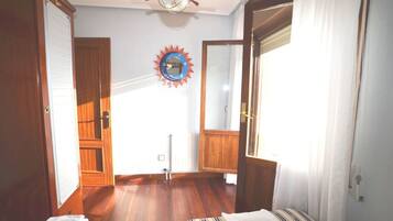 2 habitaciones, tabla de planchar con plancha y ropa de cama