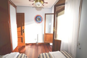 2 habitaciones, tabla de planchar con plancha y ropa de cama