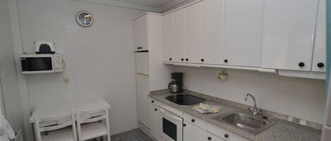 Een koelkast, een microgolfoven, een oven, een kookplaat