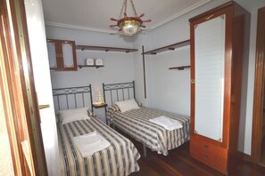 2 bedrooms, iron/ironing board, bed sheets