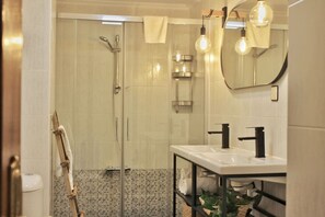 Bathtub, hair dryer, towels