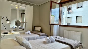 2 bedrooms, iron/ironing board, bed sheets