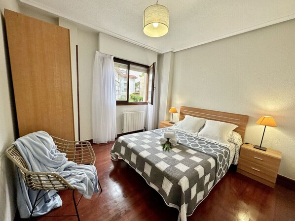 2 chambres, fer et planche à repasser, literie fournie