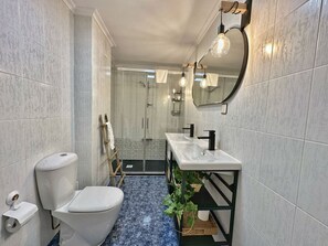 Bathtub, hair dryer, towels