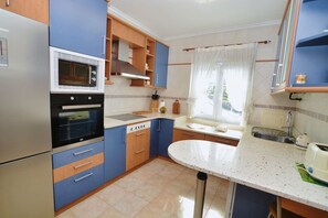 Réfrigérateur, four à micro-ondes, un four, surface de cuisson