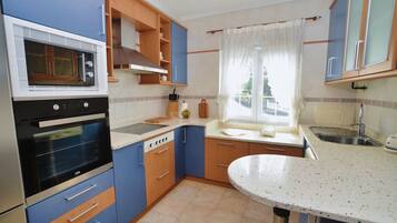 Refrigerador, microondas, horno y parrilla de estufa