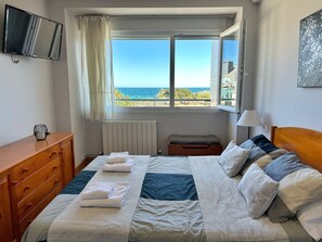 2 chambres, fer et planche à repasser, draps fournis