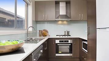 House, 3 Bedrooms | Private kitchen | Full-size fridge, microwave, oven, stovetop