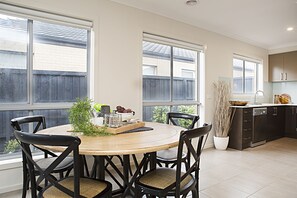 House, 3 Bedrooms | In-room dining - BOUTIQUE STAYS - Gumflower (Werribee)