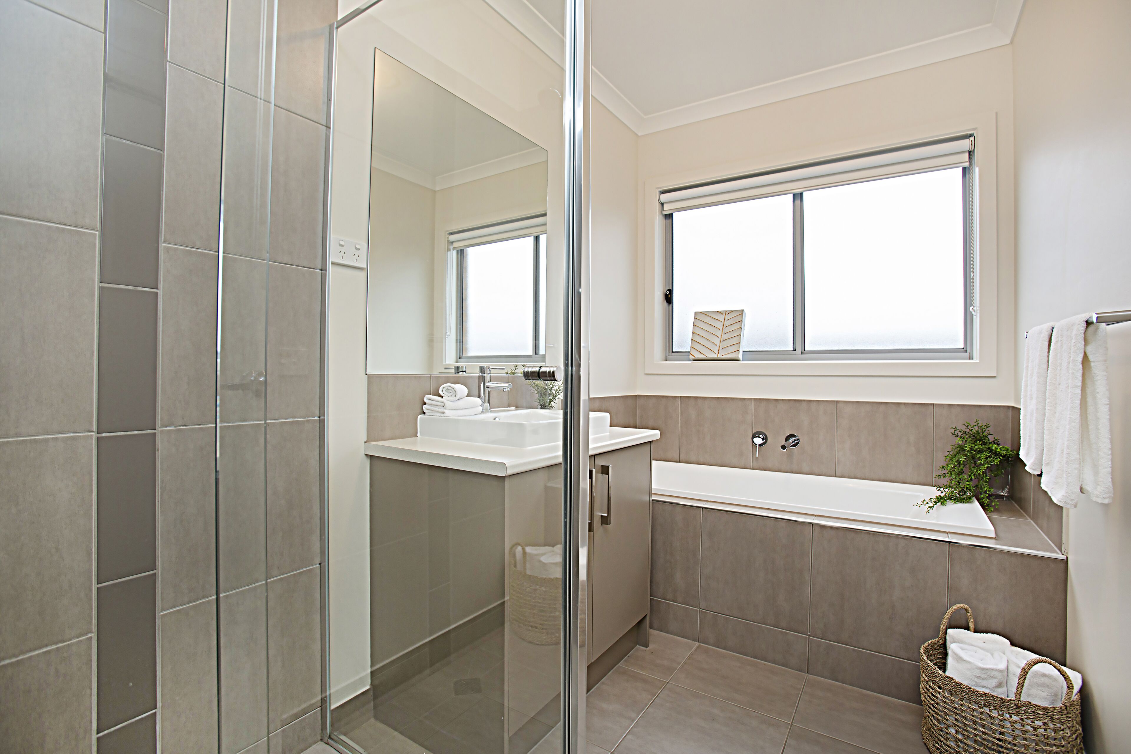 House, 3 Bedrooms | Bathroom | Separate bathtub and shower, hair dryer, soap