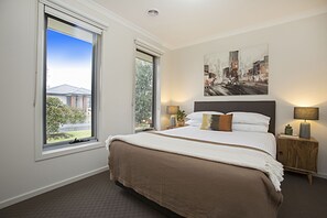 House, 3 Bedrooms - BOUTIQUE STAYS - Gumflower (Werribee)