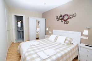 2 室のベッドルーム、アイロン / アイロン台、WiFi (無料)、ベッドシーツ