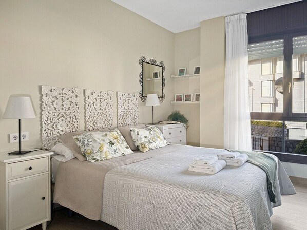 2 bedrooms, iron/ironing board, free WiFi, bed sheets