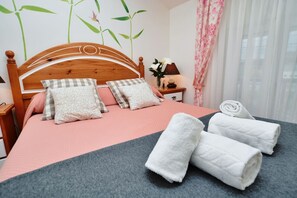 2 chambres, fer et planche à repasser, draps fournis