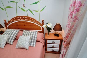 2 slaapkamers, een strijkplank/strijkijzer, beddengoed