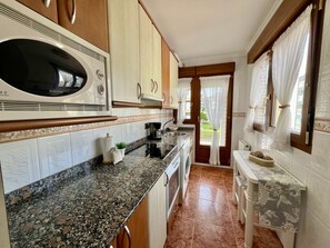 冷蔵庫、電子レンジ、オーブン、コンロ