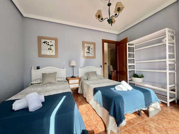 2 室のベッドルーム、アイロン / アイロン台、WiFi (無料)、ベッドシーツ