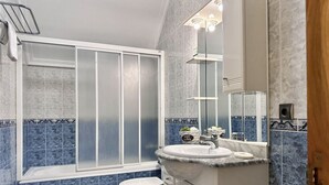 A bathroom with a shower, toilet, and sink. - Apartamento en playa de Ris - Pineda 6607 (Noja)