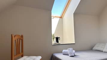 1 habitación, tabla de planchar con plancha, wifi gratis y ropa de cama