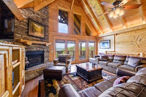 Smart-tv, een open haard, videospelletjes en een dvd-speler