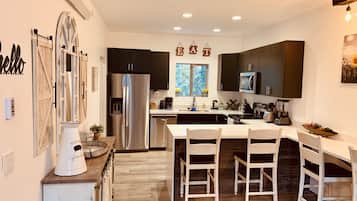 Geladeira, micro-ondas, fogão, cooktop