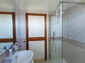 Shower, hair dryer, bidet, towels - LA VINOVA Ancient House Walking Distance - A/C,  Private Patio & Panorama (Acquaviva)