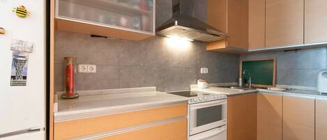 Geladeira, micro-ondas, fogão, cooktop