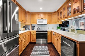 Appart'hôtel (700 Monarch 201) | Cuisine privée | Grand réfrigérateur, micro-ondes, four, cafetière/bouilloire