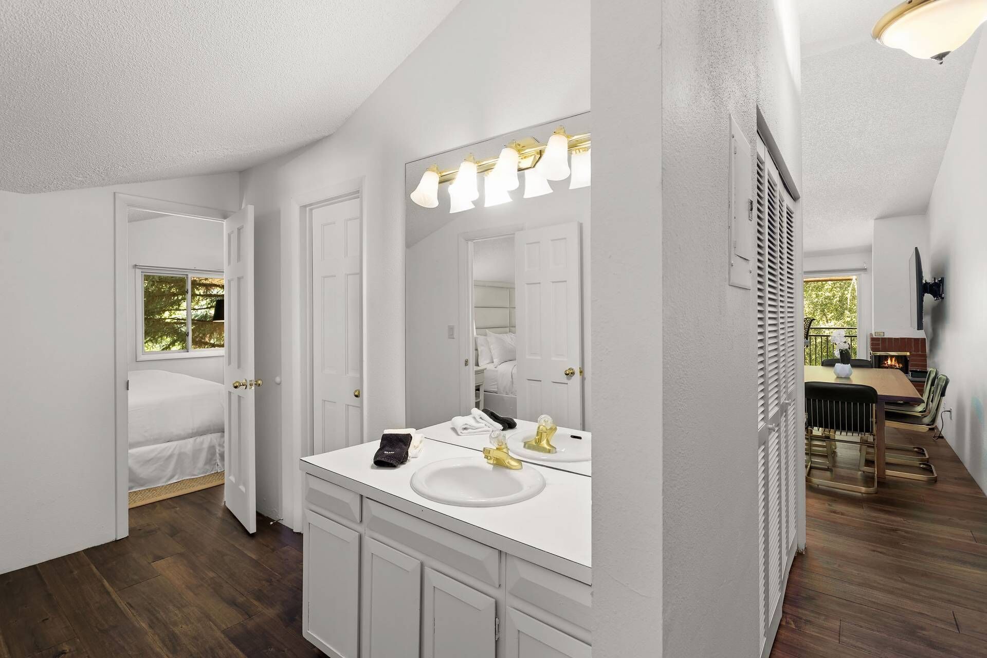 コンドミニアム (700 Monarch 301) | 3 室のベッドルーム、客室ごとに異なる装飾、客室ごとに異なるインテリア、アイロン / アイロン台