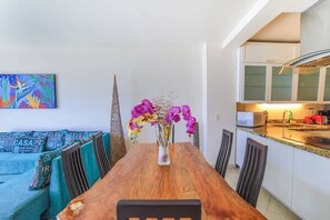 Dining - Modern condo with patio and balcony overlooking 5th Ave. 4 minute walk to beach! (Playa del Carmen)