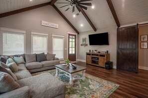 Smart TV, DVD player, stereo - Cozy bunk house minutes from boat ramp (Brookeland)