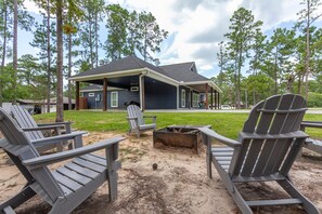 Property grounds - Cozy bunk house minutes from boat ramp (Brookeland)