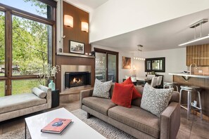 Apartment (Mountain Queen #5) | Wohnbereich | 45-Zoll-Fernseher mit Kabelempfang, Kamin