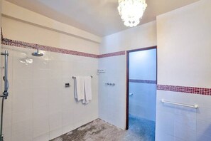 Hair dryer, towels, soap, shampoo - Clean, modern studio with outdoor seating on 5 Avenue 4 minute walk to the beach (Playa del Carmen)