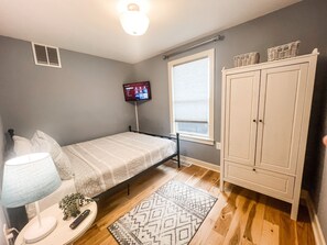 3 soverom, skrivebord, strykejern/-brett og reiseseng for barn