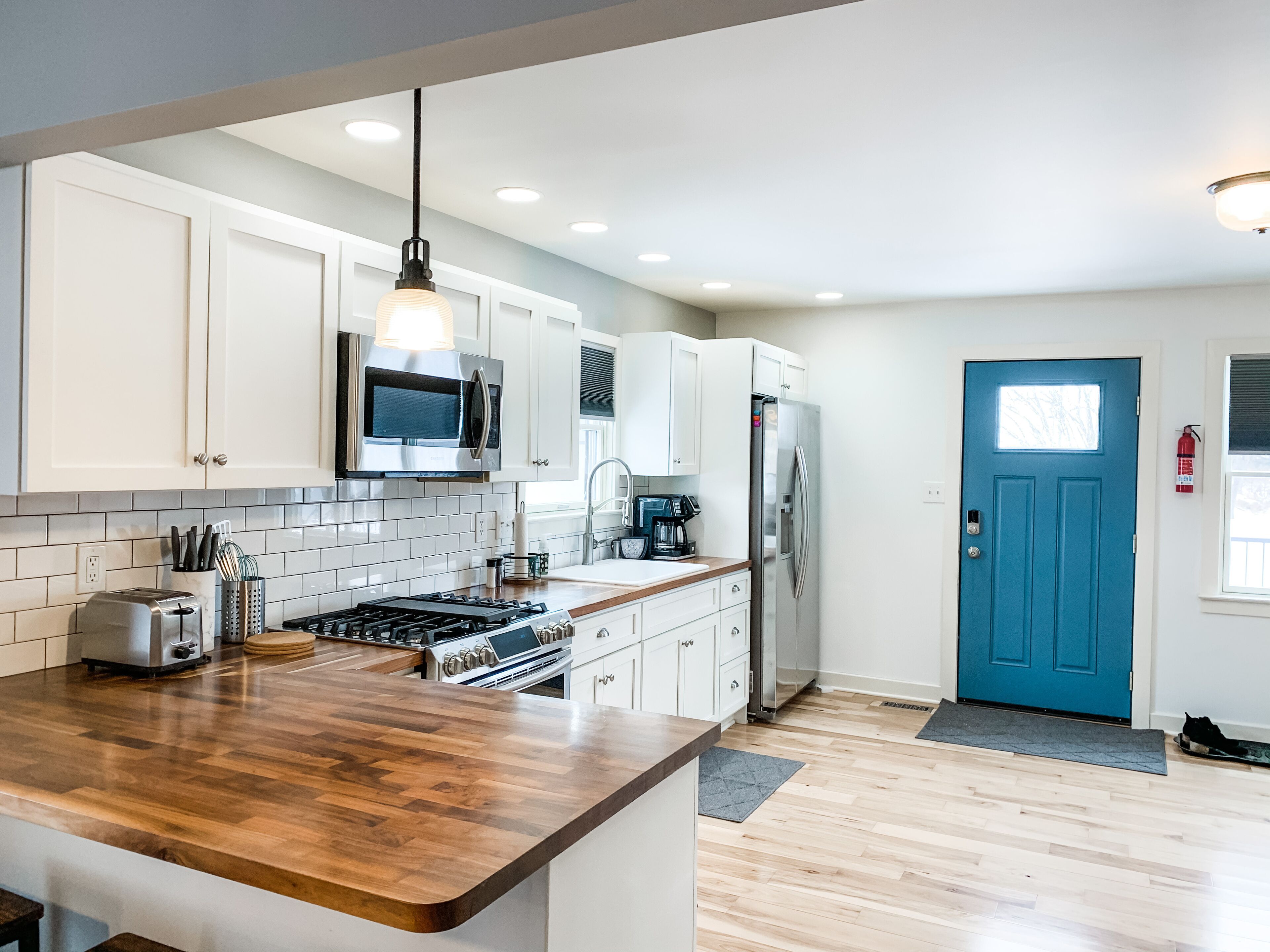 Kjøleskap, mikrobølgeovn, ovn og kokeplater