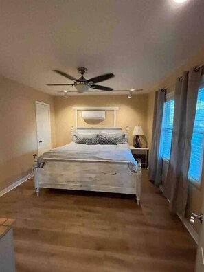 3 chambres, bureau, fer et planche à repasser, lit parapluie