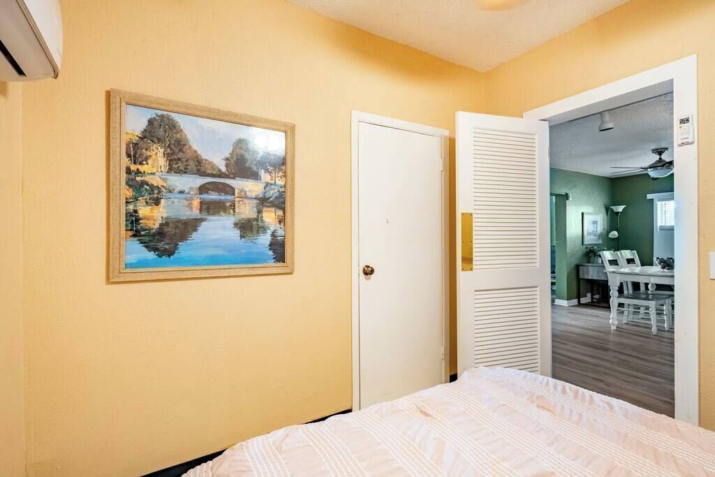 3 室のベッドルーム、デスク、アイロン / アイロン台、旅行用ベビーベッド