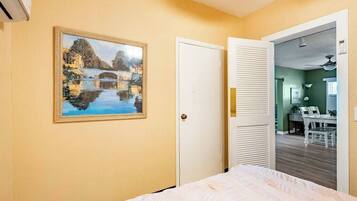 3 室のベッドルーム、デスク、アイロン / アイロン台、旅行用ベビーベッド