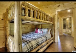 3 chambres, fer et planche à repasser, lit de bébé portatif