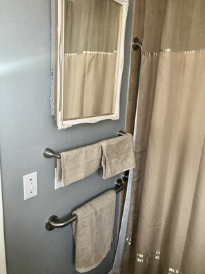 Dusche, Haartrockner, Handtücher, Seife