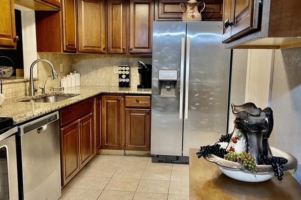 Kjøleskap, mikrobølgeovn, ovn og kokeplater