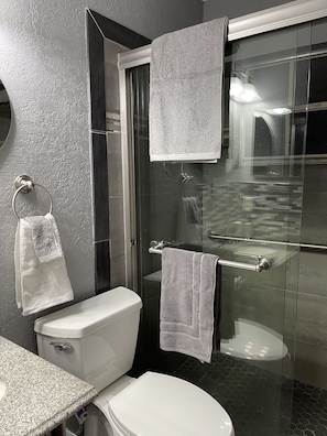 Douche, sĂšche-cheveux, serviettes fournies, savon