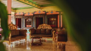 A grand lobby with ornate furniture, a marble floor, and a large column. - Gran Misiones Tequisquiapan (Tequisquiapan)