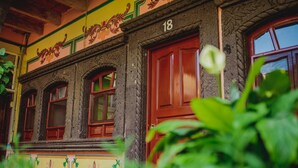 A building with ornate architectural details, including a stone facade and decorative window frames. - Gran Misiones Tequisquiapan (Tequisquiapan)