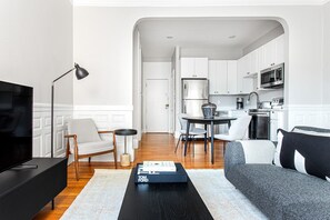 TV, stereo, offices - Dapper Back Bay 2BR, Steps from Newbury St. and Esplanade by Blueground (Boston)