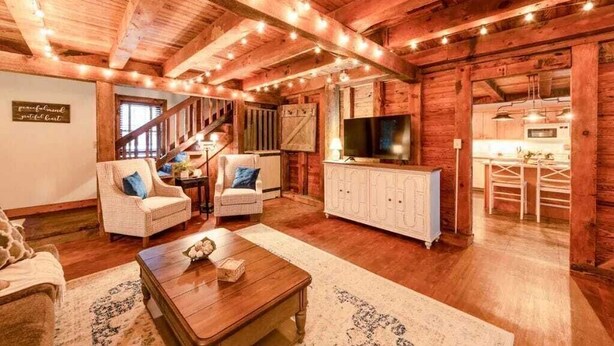 A rustic wooden interior with a living room, dining area, and kitchen. - 2 bedroom, 1.5 baths, full kitchen, comfortable living space with free parking (Palmyra)
